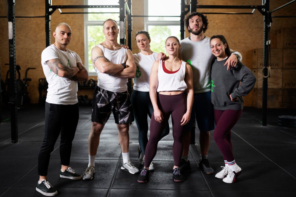 gente-feliz-en-forma-en-el-gimnasio-tiro-completo